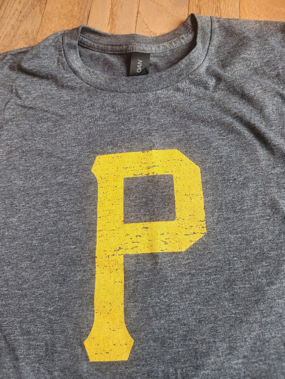 Ladies Pittsburgh Pirates T Shirt Small NWOT
